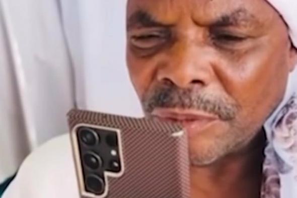 شاهد بالصورة والفيديو.. قائد الدعم السريع يعزي أسرة أسامة حسن هاتفيا ووالده يذرف الدموع ويرد عليه: (بكرة بطلع الجلابية وبنزل الميدان)