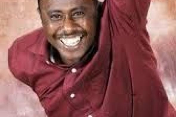 شاهد بالفيديو.. الممثل ذاكر سعيد في فاصل كوميدي : (لا أشجع فريق برشلونة ولا ريال مدريد أشجع الفريق البرهان “ضقل” بالمليشيا كورة مرقهم في الخلا)