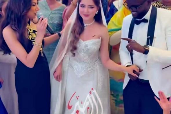 شاهد بالصورة والفيديو.. شاب “سوداني” يتزوج من حسناء “تونسية” ويغازلها أمام الحاضرين: (في قلبي وفي رأسي)