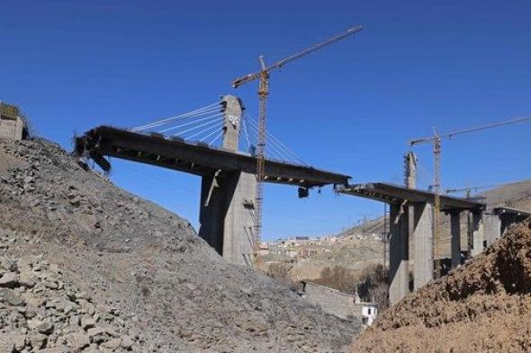 ترامب يتوعد بقصف الجسور ومحطات الطاقة في إيران