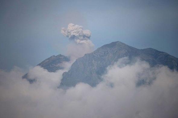 ثوران بركان جبل سيميرو في إندونيسيا