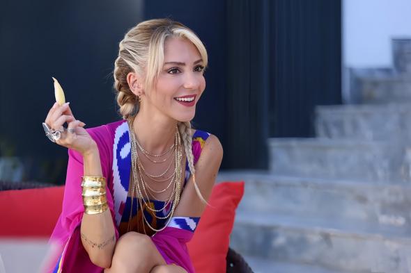 بطلة مسلسل “امرأة” التركي تنهار على الهواء مباشرة… ماذا حدث؟