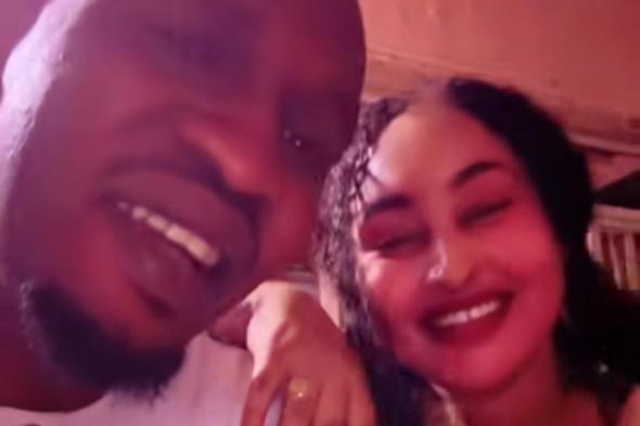 شاهد بالصورة والفيديو.. وضعت يدها على كتفه وتمايلت في الرقص.. ظهور مثير للجدل لمطرب سوداني مع مديرة أعماله