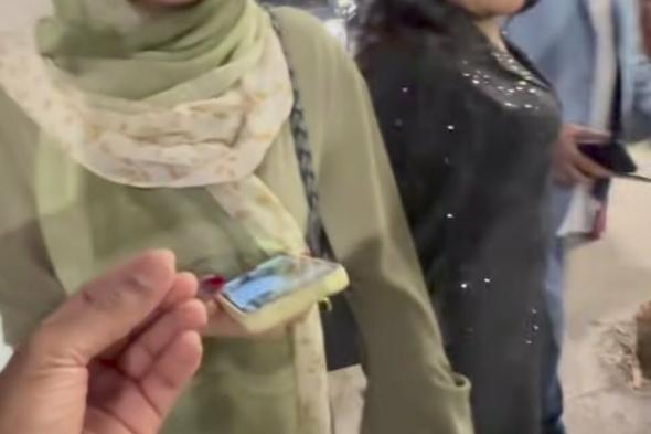 شاهد بالفيديو.. سوداني يصطحب زوجاته لحضور فاصل كوميدي مع “كابوكي” ويثير غضب الجمهور بعد تصريحه (زوجاتي معجبات بهذا الرجل)