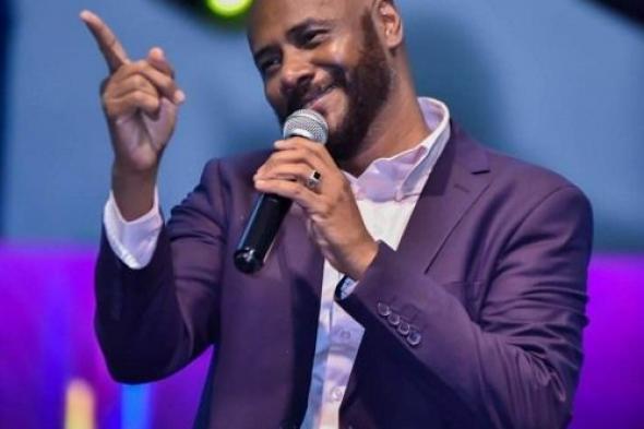 شاهد بالفيديو.. الفنان جمال فرفور: (الإمام الصادق المهدي تسبب في إصابتي بالصلع)