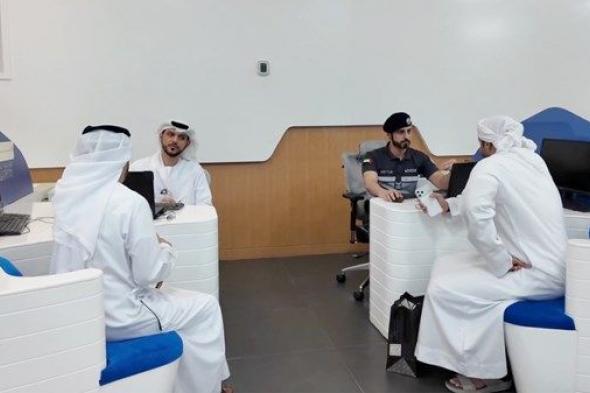 شرطة أبوظبي تقدّم خدمات تخفيض النقاط المرورية في "هيلي مول" بالعين