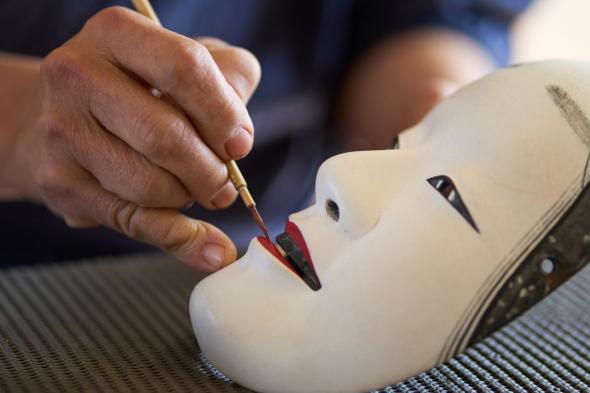 اليابان | أقنعة النو: كيف تعبّر الوجوه الثابتة عن مشاعر متغيّرة؟