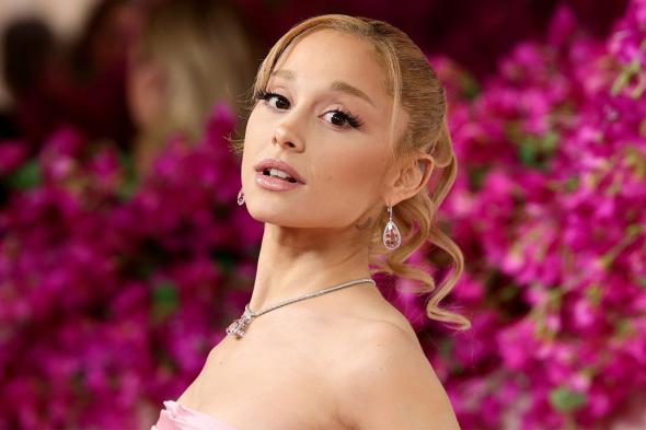 هل بدأت العدّ التنازلي؟ أريانا غراندي تثير الجدل برسالة غامضة