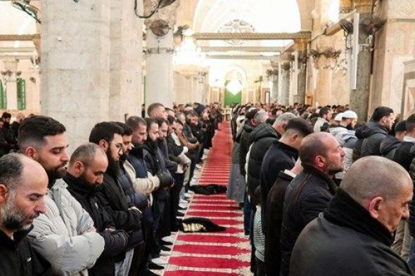 الآلاف يؤدون الصلاة في المسجد الأقصى مع إعادة فتحه