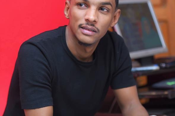 بالفيديو.. “البرنس” يحكي نفاصيل الإعتداء عليه: (المطربة قامت بإرسال بلطجية خطفوني وصوروني بعد أن مزقوا ملابسي وهددوني بنشر المقطع والفنان حمادة بشير شاهد)