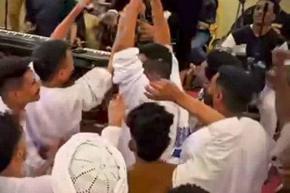 شاهد بالصورة والفيديو.. خلال حفل بالقاهرة.. الفنان عثمان بشة يرفض أموال طائلة من “النقطة” ويحرج أهل الفرح بطريقة لطيفة