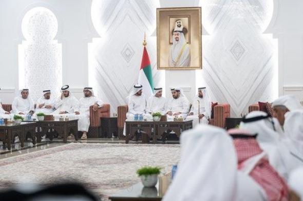 حمدان بن زايد يستقبل عدداً من المواطنين في قصر بينونة