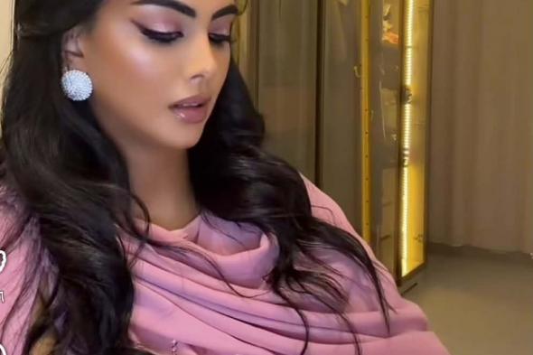 شاهد بالصورة والفيديو.. أرملة الحرس الشخصي لقائد الدعم السريع تستعرض جمالها بفستان مثير للجدل