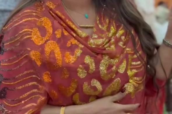 شاهد بالفيديو.. الفنانة عوضية عذاب تدخل في وصلة رقص مثيرة بــ”طربوش” الظار والجمهور يتهمها بتقليد هدى عربي