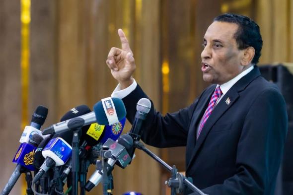 كامل إدريس يؤكد التزام الدولة بدعم الإعلاميين لدورهم المتعاظم في حرب الكرامة