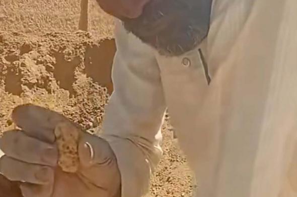 شاهد بالصورة والفيديو.. سوداني يعثر على قطعة من الذهب الخالص أثناء حفره بئر ماء بإحدى القرى السودانية