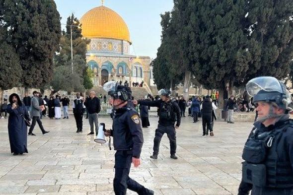 عشرات المستوطنين يقتحمون باحات المسجد الأقصى