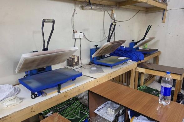 أمانة جدة تضبط أكثر *من 3 آلاف قطعة* ملابس لعلامات تجارية مقلدة