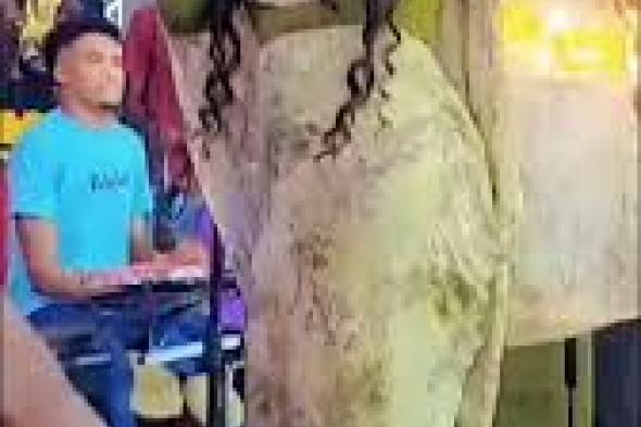 شاهد بالفيديو.. مطربة سودانية حسناء تستأذن الجمهور في حفل حاشد قبل دخولها في وصلة رقص فاضحة بأزياء مثيرة “افك العرش؟”