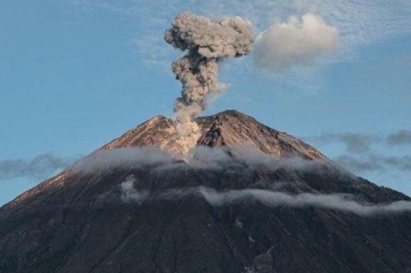 ثوران بركان جبل سيميرو في إندونيسيا وتصاعد أعمدة الرماد