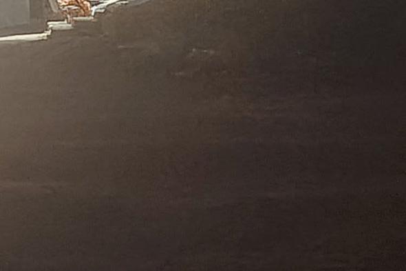 شاهد.. صورة لطالبة سودانية تراجع دروسها تحت إنارة “عمود” كهربائي بالشارع العام تتصدر “الترند” على مواقع التواصل