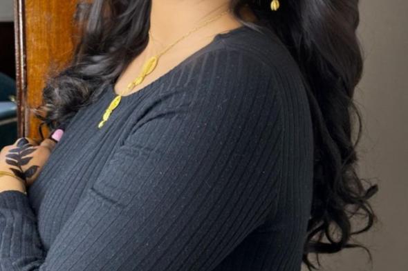 شاهد بالصور.. المذيعة السودانية الحسناء جدية عثمان تقارن بين الماضي والحاضر بإطلالتين مختلفتين