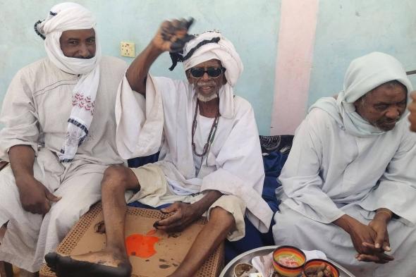 شاهد بالصورة والفيديو.. “مُسن” سوداني في الثمانين من عمره يفاجئ المتابعين ويتأهب لإكمال مراسم زواجه بقعدة “حنة”