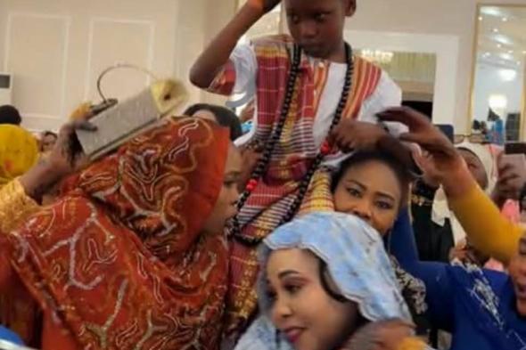 شاهد بالصورة والفيديو.. ظهر وهو محمول على أكتاف السيدات.. حفل “ختان” أسطوري لطفل سوداني بإحدى القاعات
