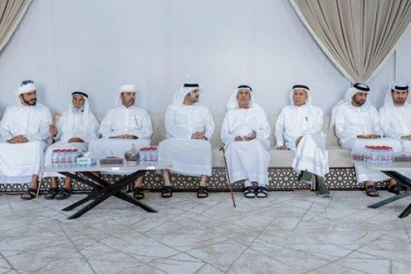 مكتوم بن محمد يقدم واجب العزاء في وفاة حسين الأحبابي