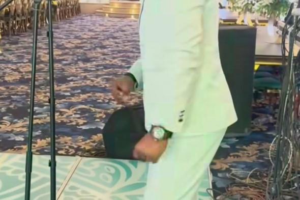 شاهد بالصورة والفيديو.. فنان سوداني يغني في حفل زفاف بالقاهرة وقاعة الفرح خالية من المعازيم والجمهور يسخر: (الكشة رجعت تاني ولا شنو)