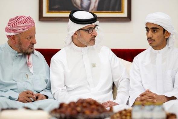 هزاع بن زايد يُقدم واجب العزاء في وفاة حارب سعيد حمد العميمي وحمد أحمد النخيره المحرمي