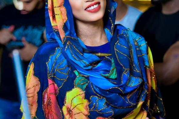 شاهد بالفيديو.. الفنانة مروة الدولية تفاجئ الجميع وتعود من الإعتزال بأغنية “الزول رتبة فوق الجيش” وصديقتها تطلق “زغاريد” الفرح بالعودة