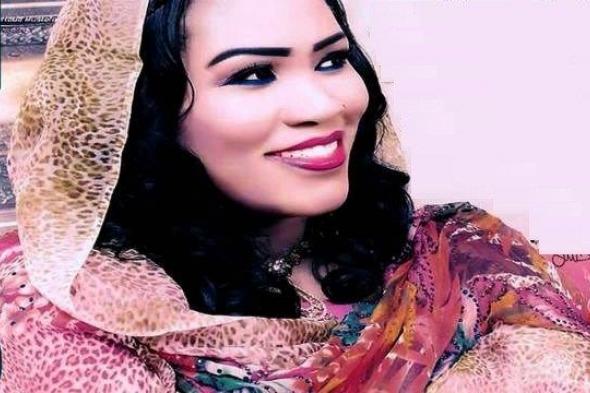 شاهد بالفيديو.. الفنانة إنصاف مدني تثير ضحكات المتابعين بسؤالها المذيع على الهواء: (البرنامج دا فيهو “غمتة”؟)