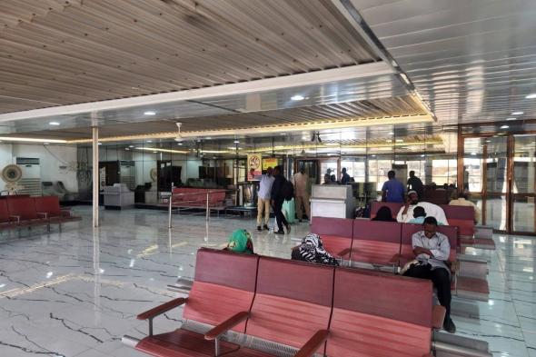 شاهد بالفيديو.. وثقن لجمال مطار الخرطوم.. نساء سودانيات يتوشحن بعلم السودان ويعبرن عن سعادتهن الكبيرة بالعودة لأرض الوطن (وحياة الله حتى الموية طعمها غير)