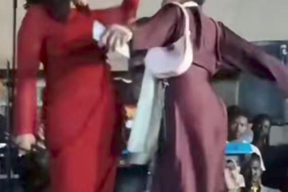 شاهد بالصورة والفيديو.. فتاة سودانية تفاجئ الحاضرين في حفل حاشد وتدخل في وصلة رقص فاضحة بمؤخرتها والفنانة تحمسها: (أرقصي وشدي ما فيها شي)
