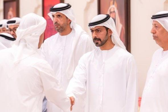 خليفة بن طحنون بن محمد يُقدِّم واجب العزاء في وفاة عبدالله مانع المهيري