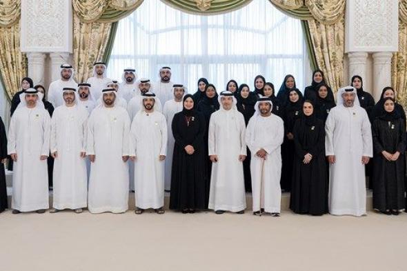هزاع بن زايد يستقبل الشيوخ والمسؤولين والمواطنين في برزة قصر المقام بمنطقة العين
