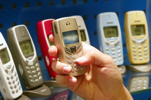 الهاتف البسيط يعود بقوّة… لماذا يتخلّى البعض عن هواتفهم الذكية؟
